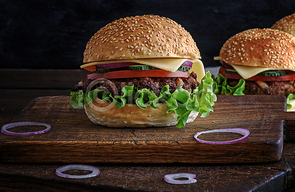 사람없음 JPG 포토 해외이미지 나무도마 맛있는 음식 치즈버거 패스트푸드 햄버거