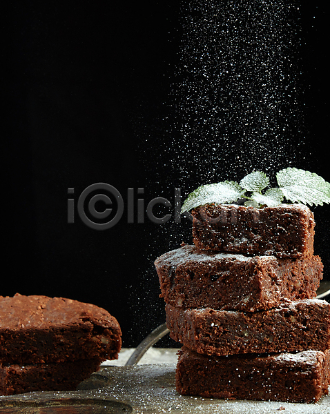사람없음 JPG 포토 해외이미지 검은배경 디저트 브라우니 빵 뿌리기 슈가파우더 쌓기 초코케이크
