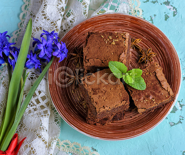 사람없음 JPG 포토 해외이미지 꽃 디저트 맛있는 브라우니 빵 쌓기 접시 초코케이크