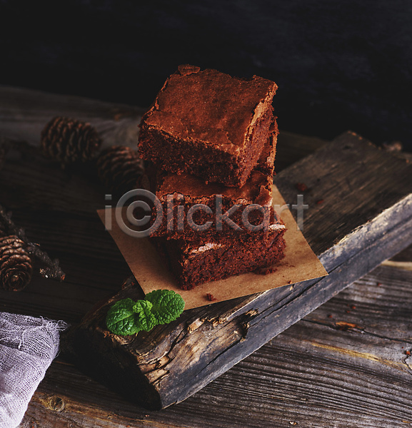 사람없음 JPG 포토 해외이미지 검은배경 디저트 맛있는 브라우니 빵 쌓기 초코케이크