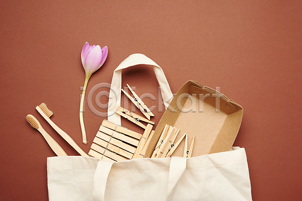 사람없음 JPG 포토 해외이미지 갈색배경 꽃 빨래집게 쇼핑백 실내 일회용 재활용 접시 친환경 칫솔
