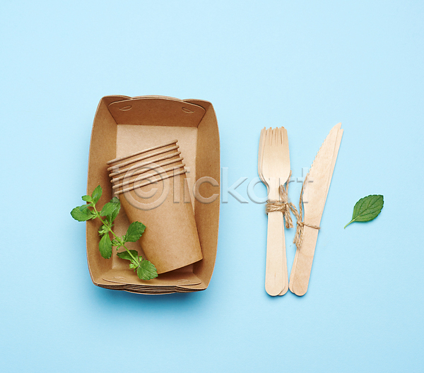 사람없음 JPG 포토 해외이미지 나무칼 나무포크 실내 일회용 잎 재활용 접시 종이컵 친환경 파란배경