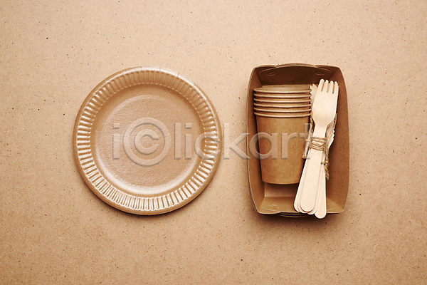 사람없음 JPG 포토 해외이미지 갈색배경 나무칼 나무포크 실내 일회용 재활용 접시 종이컵 친환경