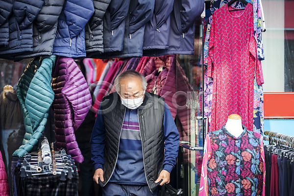 70대 남자 노년 노인남자한명만 한국인 한명 JPG 앞모습 포토 경제활동 고령화 독거노인 상반신 서기 쇼핑 시장 실버라이프 야외 옷 옷가게 주간 할아버지