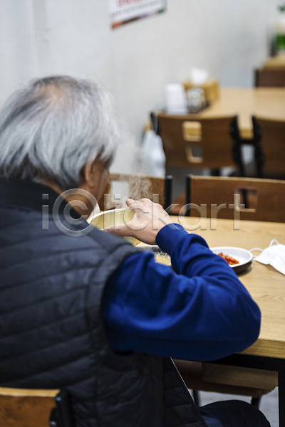 70대 남자 노년 노인남자한명만 한국인 한명 JPG 뒷모습 포토 경제활동 고령화 독거노인 들기 마시기 막걸리 막걸리잔 반주 상반신 식당 실내 실버라이프 앉기 주간 할아버지