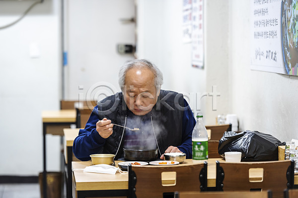 70대 남자 노년 노인남자한명만 한국인 한명 JPG 앞모습 포토 경제활동 고령화 독거노인 들기 막걸리 먹기 반주 상반신 숟가락 식당 식사 실내 실버라이프 앉기 주간 할아버지 해장국