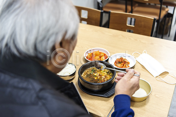 70대 남자 노년 노인남자한명만 한국인 한명 JPG 뒷모습 포토 경제활동 고령화 독거노인 들기 막걸리 상반신 숟가락 식당 식사 실내 실버라이프 앉기 주간 할아버지 해장국