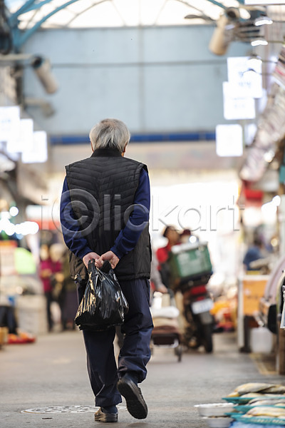 70대 남자 노년 노인남자한명만 한국인 한명 JPG 뒷모습 포토 걷기 고령화 독거노인 뒷짐 들기 시장 실버라이프 야외 전신 주간 할아버지