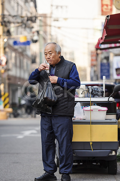 70대 남자 노년 노인남자한명만 한국인 한명 JPG 앞모습 포토 거리 고령화 독거노인 들기 마시기 비닐봉투 서기 시장 실버라이프 야외 요구르트 전신 주간 할아버지