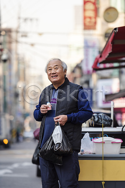 70대 남자 노년 노인남자한명만 한국인 한명 JPG 앞모습 포토 거리 고령화 독거노인 들기 마스크 비닐봉투 상반신 서기 시장 실버라이프 야외 요구르트 웃음 주간 할아버지