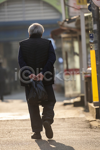 70대 남자 노년 노인남자한명만 한국인 한명 JPG 뒷모습 포토 거리 걷기 고령화 독거노인 뒷짐 들기 시장 실버라이프 야외 전신 주간 할아버지