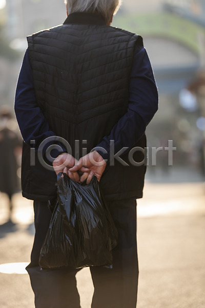 70대 남자 노년 노인남자한명만 한국인 한명 JPG 뒷모습 포토 거리 고령화 독거노인 뒷짐 들기 비닐봉투 상반신 서기 시장 실버라이프 야외 주간 할아버지