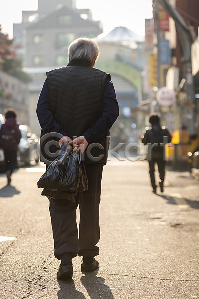 70대 남자 노년 노인남자한명만 한국인 한명 JPG 뒷모습 포토 거리 걷기 고령화 독거노인 뒷짐 들기 비닐봉투 시장 실버라이프 야외 전신 주간 할아버지