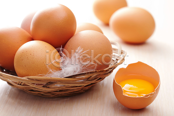 사람없음 JPG 포토 해외이미지 계란 깃털 나무배경 날계란 바구니 식재료 실내 해외202004 해외202105