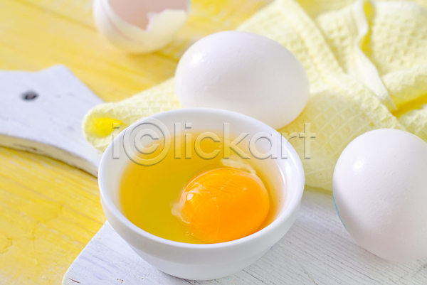 사람없음 JPG 포토 해외이미지 계란 나무도마 날계란 노란배경 식재료 식탁보 실내 해외202004 해외202105