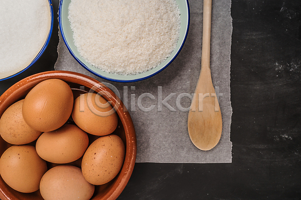 사람없음 JPG 포토 하이앵글 해외이미지 검은배경 계란 그릇 나무숟가락 담기 밀가루 설탕 실내 종이호일 해외202004 해외202105