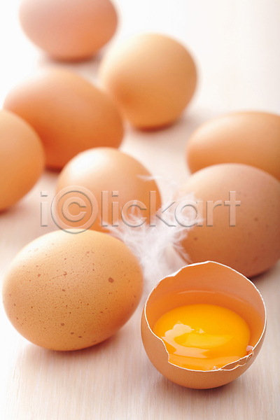 사람없음 JPG 포토 해외이미지 계란 깃털 나무배경 날계란 식재료 실내 해외202004 해외202105