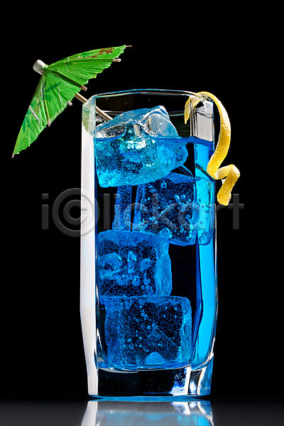 시원함 사람없음 JPG 포토 해외이미지 검은색 귤 껍질 얼음 오렌지 우산 음료 주류 칵테일 파란색 해외202004
