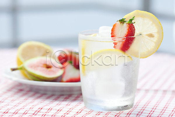 사람없음 JPG 포토 해외이미지 과일 노란색 딸기 레몬 물 얼음 음료 음식 칵테일 해외202004