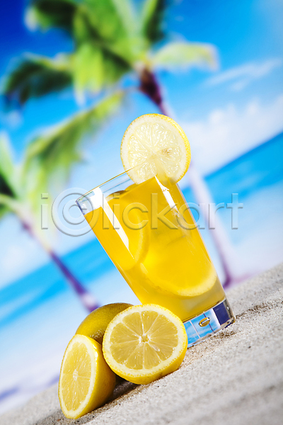 사람없음 JPG 포토 해외이미지 과일 레몬 모래 바다 알코올 음료 주스 파란색 해외202004