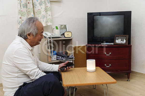 70대 남자 노년 노인남자한명만 한국인 한명 JPG 옆모습 포토 AI(인공지능) 고령화 독거노인 들기 상반신 스마트폰 스피커 실내 실버라이프 앉기 할아버지