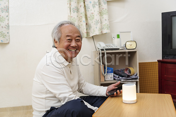 70대 남자 노년 노인남자한명만 한국인 한명 JPG 옆모습 포토 AI(인공지능) 고령화 독거노인 들기 상반신 스마트폰 스피커 실내 실버라이프 앉기 웃음 할아버지