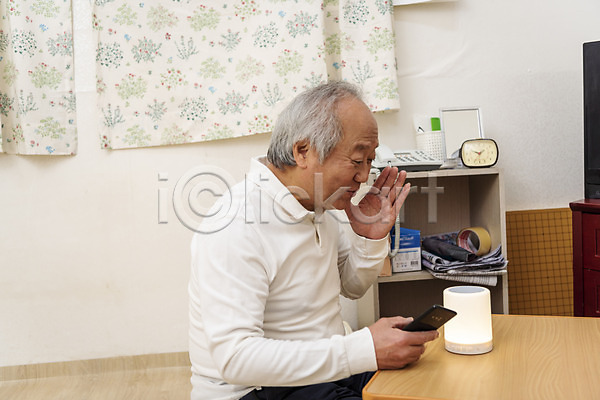 70대 남자 노년 노인남자한명만 한국인 한명 JPG 옆모습 포토 AI(인공지능) 고령화 독거노인 들기 말하기 상반신 스마트폰 스피커 실내 실버라이프 앉기 할아버지