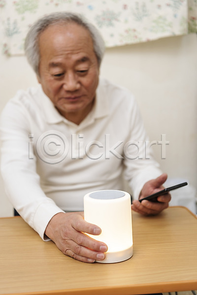 70대 남자 노년 노인남자한명만 한국인 한명 JPG 앞모습 포토 AI(인공지능) 고령화 독거노인 들기 상반신 스마트폰 스피커 실내 실버라이프 앉기 잡기 할아버지