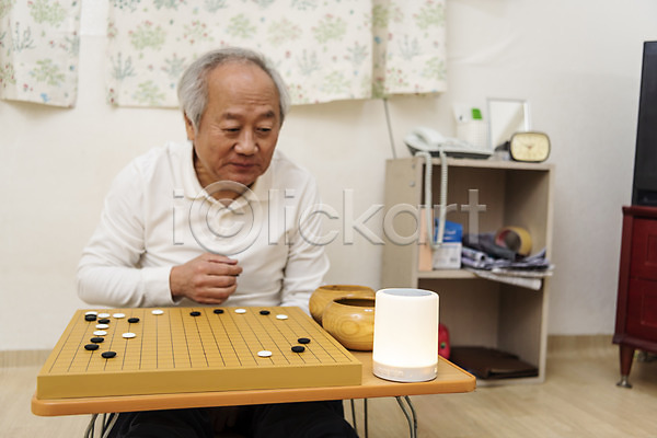 70대 남자 노년 노인남자한명만 한국인 한명 JPG 앞모습 포토 AI(인공지능) 고령화 독거노인 바둑 바둑판 상반신 스피커 실내 실버라이프 앉기 할아버지