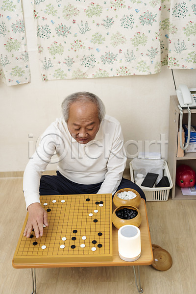 70대 남자 노년 노인남자한명만 한국인 한명 JPG 앞모습 포토 AI(인공지능) 고령화 독거노인 바둑 바둑판 상반신 스마트폰 스피커 실내 실버라이프 앉기 할아버지