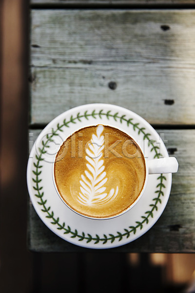 사람없음 JPG 포토 하이앵글 강릉 강원도 나무탁자 라떼 라떼아트 야외 주간 커피 커피잔 컵받침
