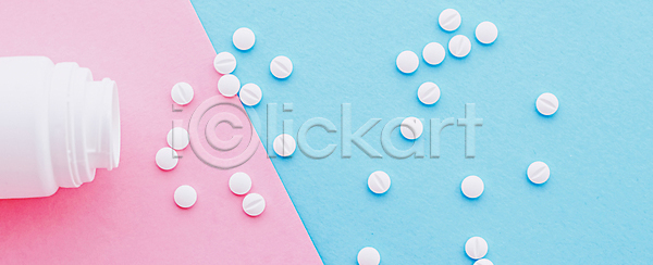 사람없음 JPG 포토 하이앵글 해외이미지 건강 분홍색배경 쏟아짐 알약 약 약병 처방 파란배경