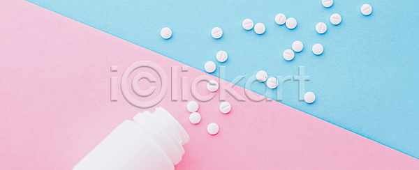 사람없음 JPG 포토 하이앵글 해외이미지 건강 분홍색배경 쏟아짐 알약 약 약병 처방 파란배경
