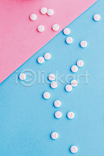 사람없음 JPG 포토 하이앵글 해외이미지 건강 분홍색배경 쏟아짐 알약 약 처방 파란배경
