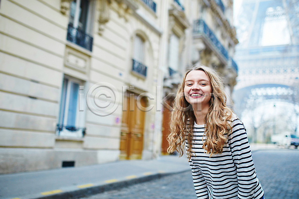 백인 성인 성인여자한명만 여자 한명 JPG 아웃포커스 앞모습 포토 해외이미지 거리 건물 걷기 상반신 야외 에펠탑 웃음 주간 파리(프랑스)