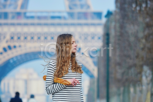 백인 성인 성인여자한명만 여자 한명 JPG 아웃포커스 옆모습 포토 해외이미지 거리 들기 바게트 상반신 야외 에펠탑 응시 주간 파리(프랑스)