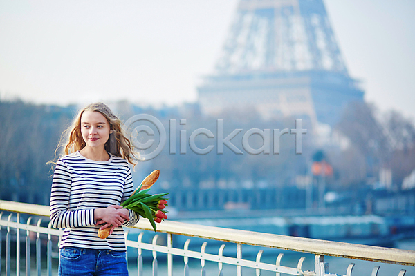 백인 성인 성인여자한명만 여자 한명 JPG 아웃포커스 앞모습 포토 해외이미지 거리 꽃다발 들기 바게트 상반신 야외 에펠탑 응시 주간 튤립 파리(프랑스)