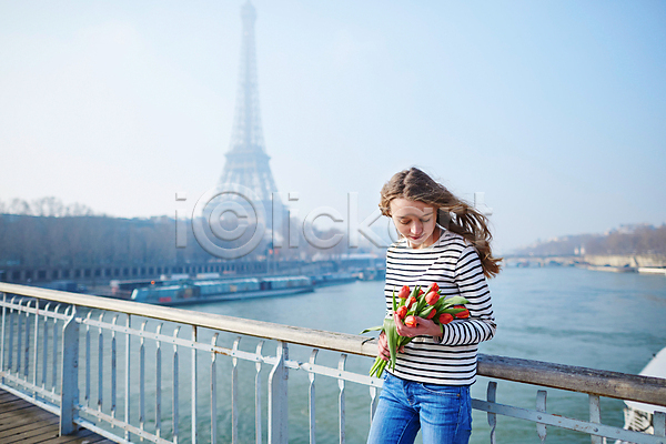 백인 성인 성인여자한명만 여자 한명 JPG 아웃포커스 옆모습 포토 해외이미지 거리 기댐 꽃다발 들기 상반신 야외 에펠탑 응시 주간 철제난간 튤립 파리(프랑스)