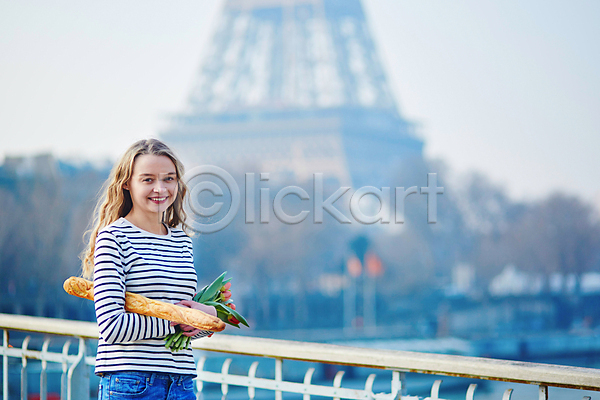 백인 성인 성인여자한명만 여자 한명 JPG 아웃포커스 옆모습 포토 해외이미지 거리 꽃다발 들기 바게트 상반신 야외 에펠탑 주간 튤립 파리(프랑스)