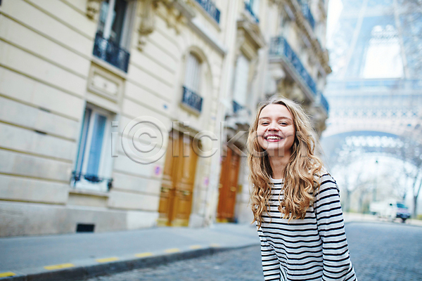 백인 성인 성인여자한명만 여자 한명 JPG 아웃포커스 옆모습 포토 해외이미지 거리 건물 상반신 야외 에펠탑 웃음 주간 파리(프랑스)