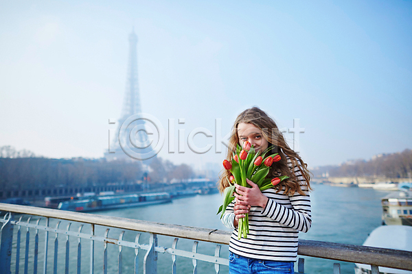백인 성인 성인여자한명만 여자 한명 JPG 아웃포커스 옆모습 포토 해외이미지 거리 꽃다발 들기 상반신 야외 에펠탑 응시 주간 튤립 파리(프랑스) 향기
