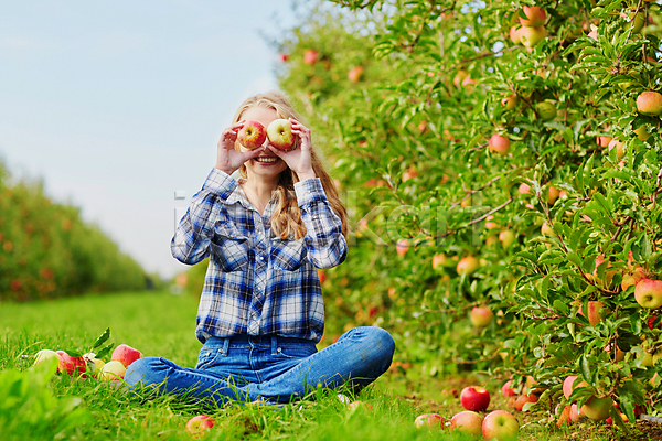 백인 성인 성인여자한명만 한명 JPG 앞모습 포토 해외이미지 과수원 농부 들기 미소(표정) 사과 사과농장 앉기 야외 장난 전신 주간