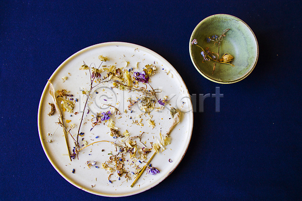 건조 사람없음 JPG 포토 하이앵글 해외이미지 그릇 꽃잎 남색배경 쟁반 접시 찻잎 허브차