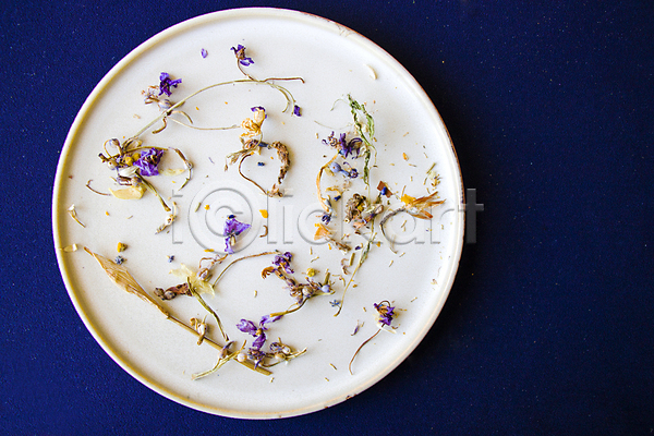 건조 사람없음 JPG 포토 하이앵글 해외이미지 그릇 꽃잎 남색배경 쟁반 접시 찻잎 허브차