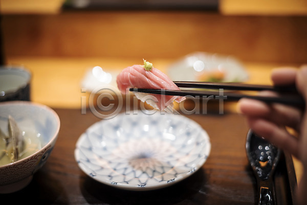 신선 신체부위 JPG 아웃포커스 포토 들기 손 실내 오마카세 일본음식 일식집 접시 젓가락질 참치초밥 참치회 초밥