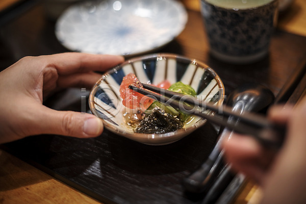 신선 신체부위 JPG 소프트포커스 포토 들기 손 실내 오마카세 일본음식 일식집 접시 젓가락 젓가락질