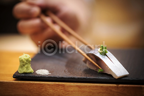 신선 신체부위 JPG 아웃포커스 포토 고등어 돌접시 손 실내 오마카세 일본음식 일식집 젓가락 젓가락질 회