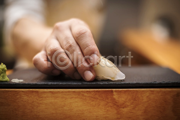 신선 신체부위 JPG 아웃포커스 포토 농어 돌접시 서기 손 실내 오마카세 일본음식 일식요리사 일식집 초밥