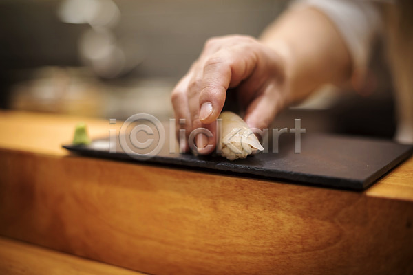 신선 신체부위 JPG 아웃포커스 포토 농어 돌접시 손 실내 오마카세 일본음식 일식요리사 일식집 초밥