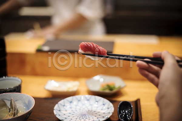 신선 신체부위 JPG 아웃포커스 포토 들기 손 실내 오마카세 일본음식 일식집 접시 젓가락 젓가락질 초밥